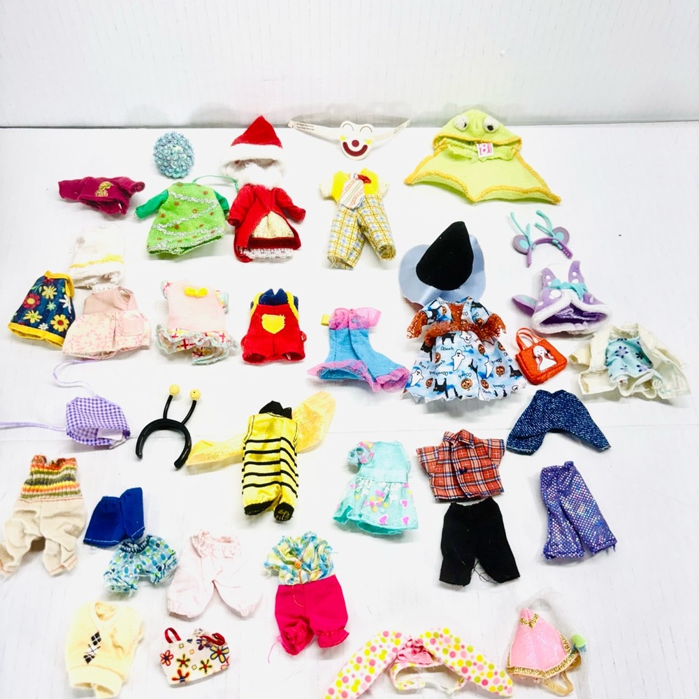 Large Mixed Vintage LOT of 90’s Barbie Dolls, Case, Clothes & Shoes 208 Pcs - Picture 5 of 16